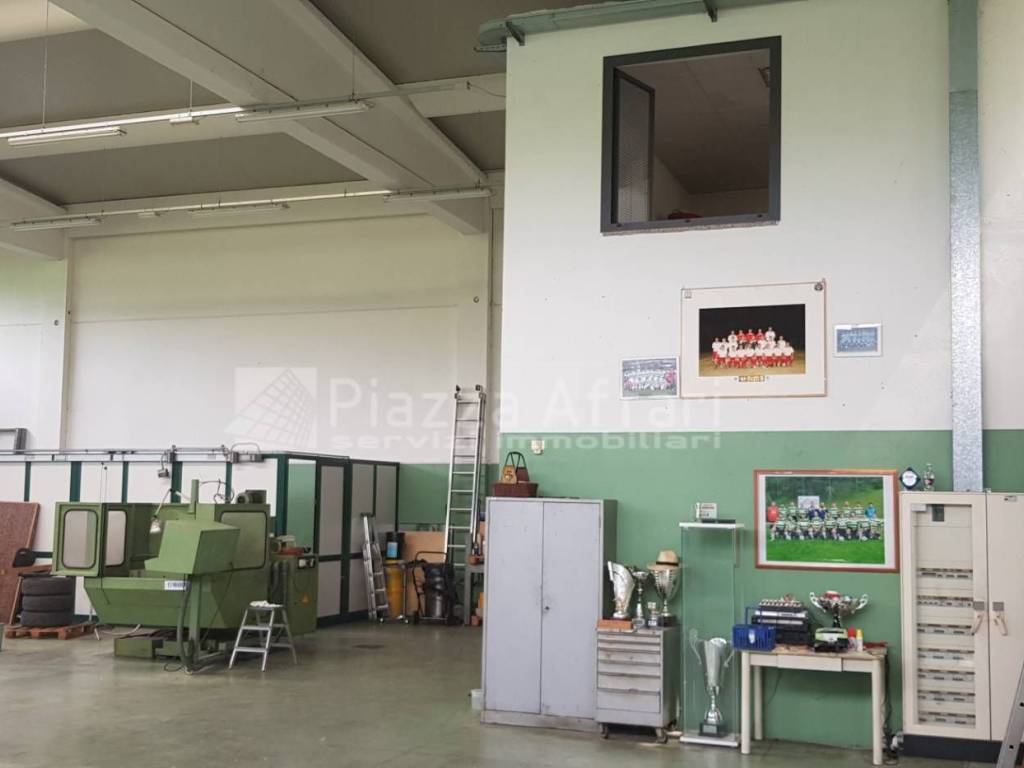 locale commerciale in affitto a Quattro Castella in zona Montecavolo