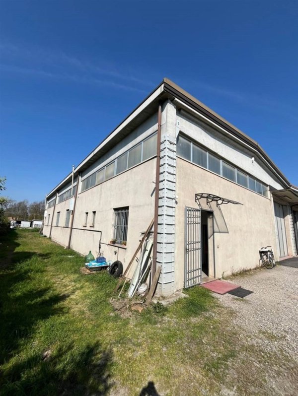 locale commerciale in affitto a Reggiolo