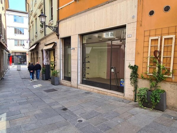 locale commerciale in affitto a Reggio nell'Emilia in zona Città Storica
