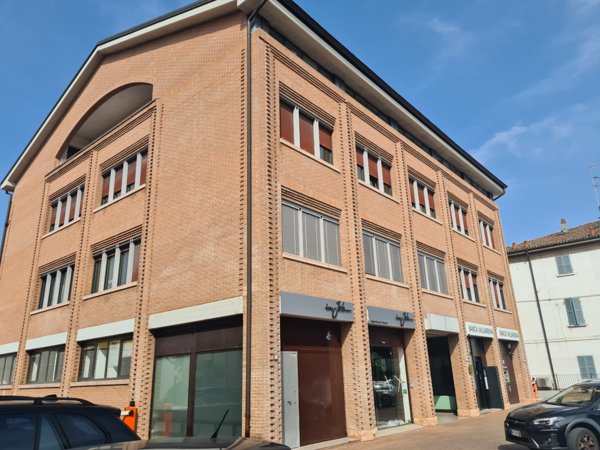 locale commerciale in affitto a Reggio nell'Emilia in zona Ospizio