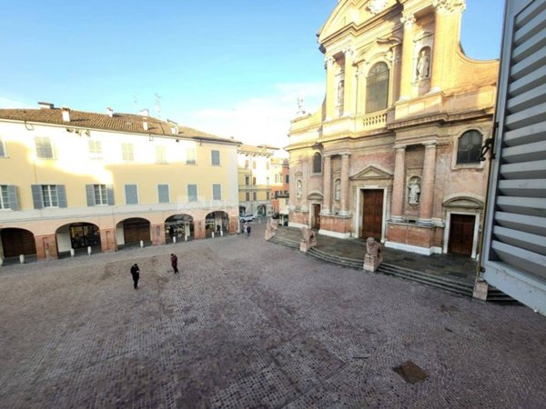 negozio in affitto a Reggio nell'Emilia in zona Città Storica