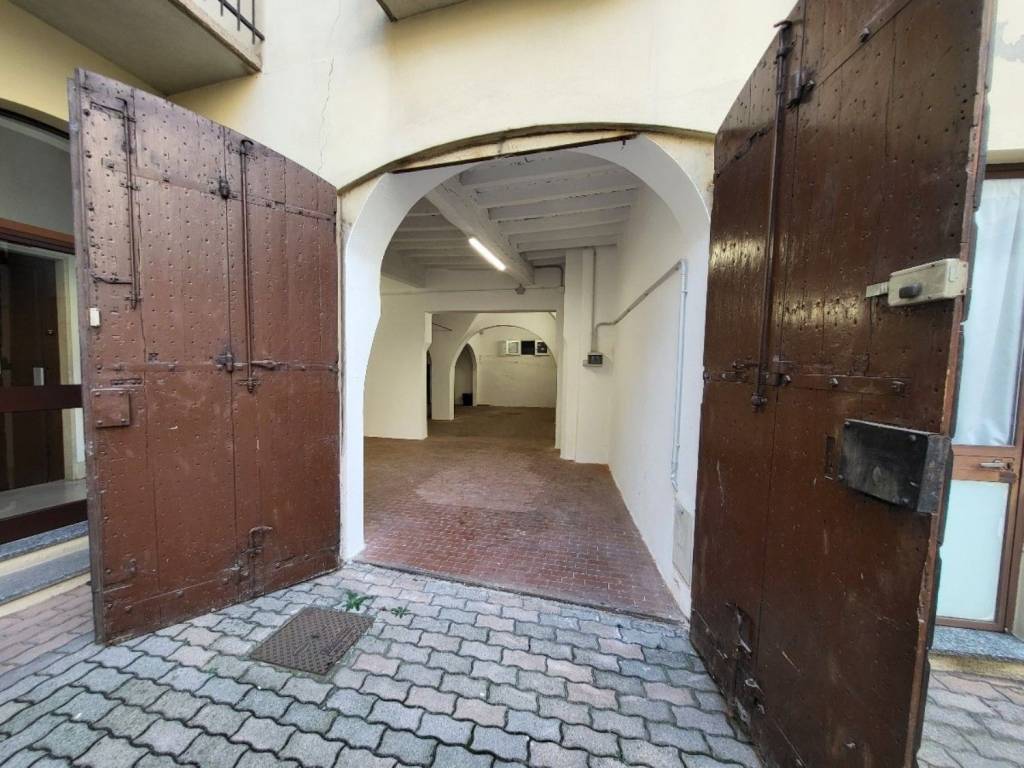 negozio in affitto a Reggio nell'Emilia in zona Città Storica