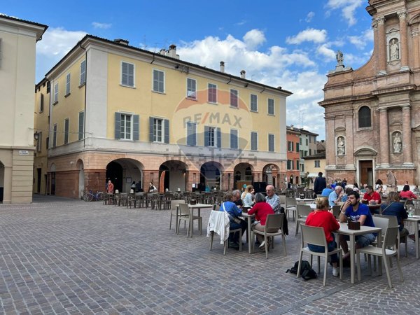 negozio in affitto a Reggio nell'Emilia in zona Città Storica