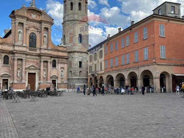 negozio in affitto a Reggio nell'Emilia in zona Città Storica