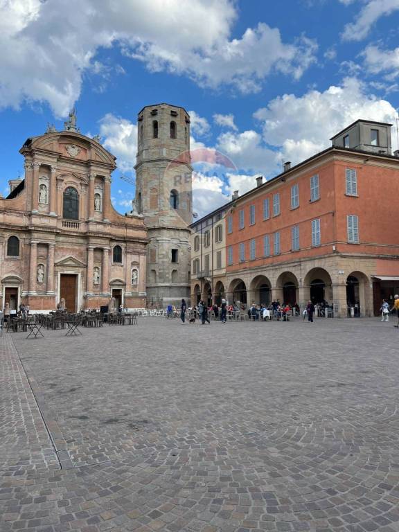 negozio in affitto a Reggio nell'Emilia in zona Città Storica