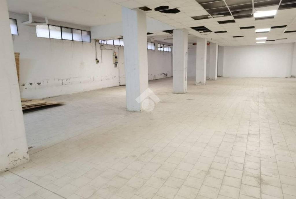locale commerciale in affitto a Reggio nell'Emilia in zona Ospizio
