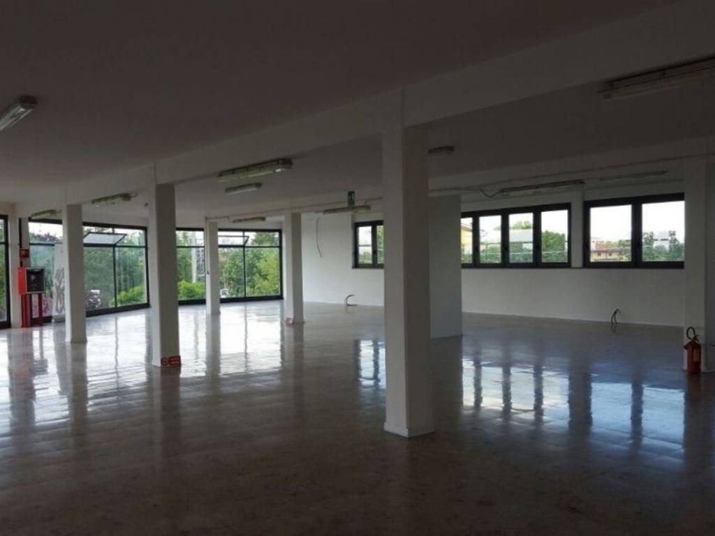 negozio in affitto a Reggio nell'Emilia in zona Santa Croce