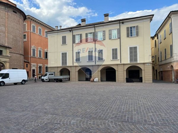 locale commerciale in affitto a Reggio nell'Emilia in zona Città Storica
