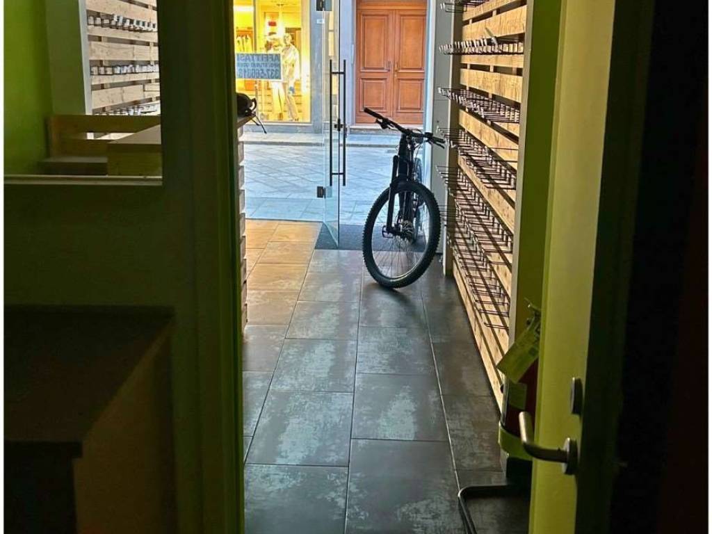 negozio in affitto a Reggio nell'Emilia in zona Città Storica