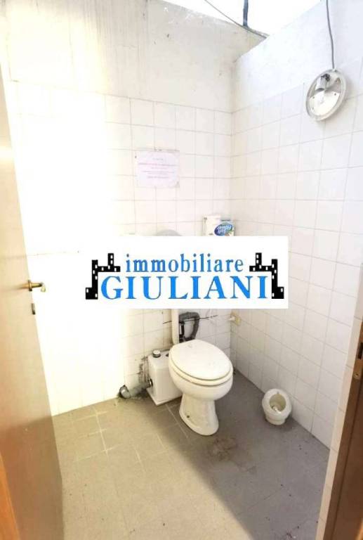 locale commerciale in affitto a Reggio nell'Emilia in zona Ospizio