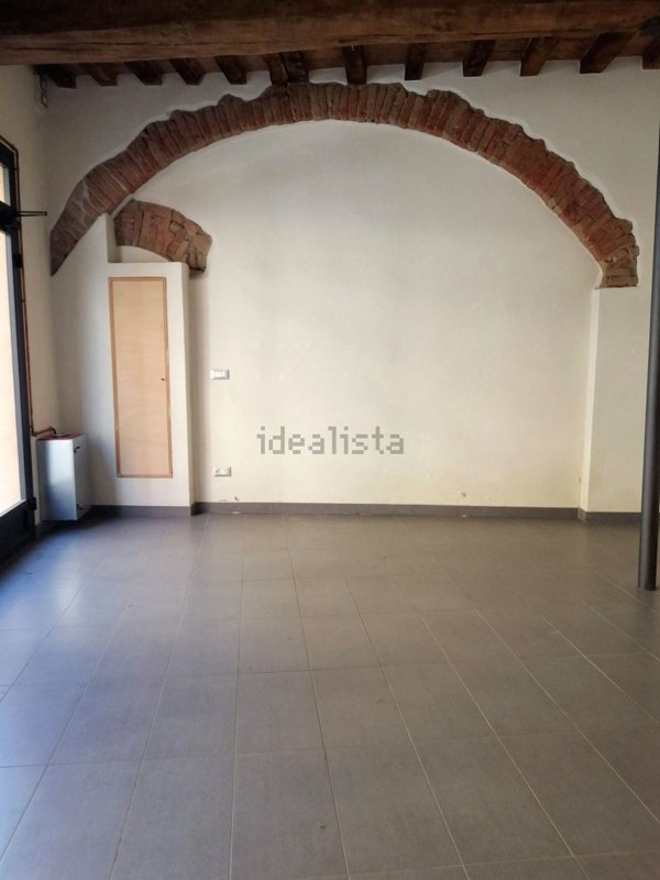 negozio in affitto a Reggio nell'Emilia in zona Città Storica