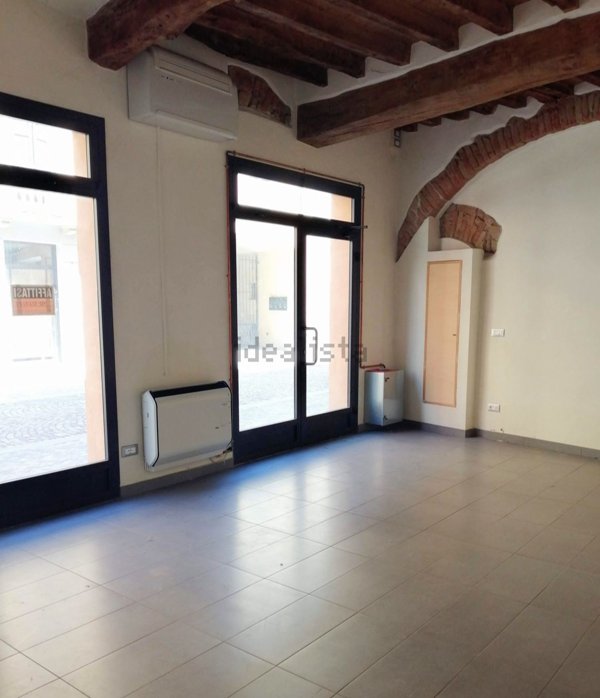 negozio in affitto a Reggio nell'Emilia in zona Città Storica