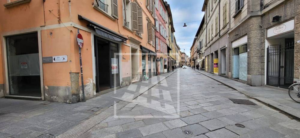locale commerciale in affitto a Reggio nell'Emilia in zona Città Storica