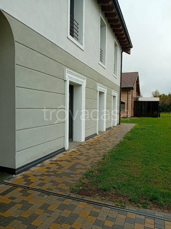 negozio in affitto a Reggio nell'Emilia in zona Cadè / Gaida