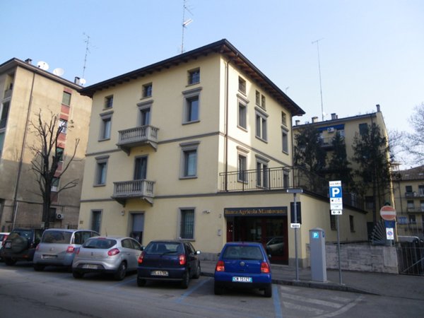locale commerciale in affitto a Reggio nell'Emilia in zona Città Storica