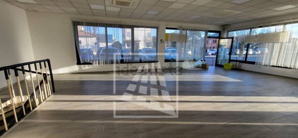 locale commerciale in affitto a Reggio nell'Emilia
