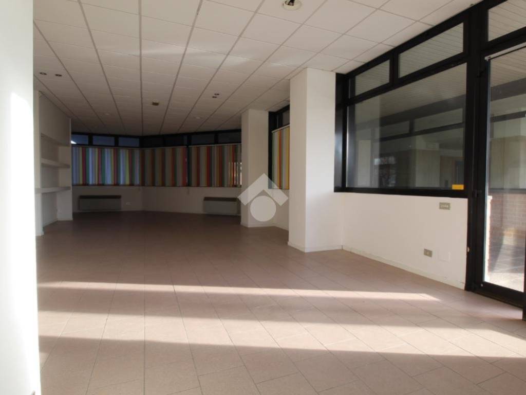 negozio in affitto a Reggio nell'Emilia in zona Tribunale