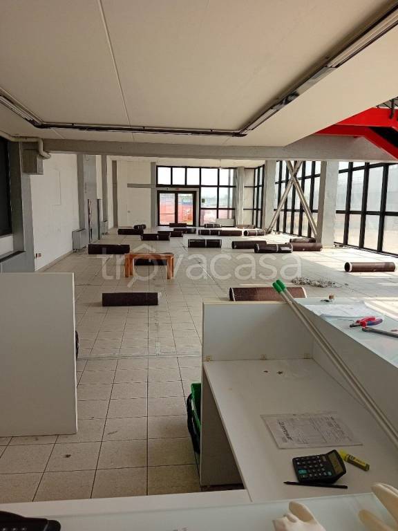 locale commerciale in affitto a Reggio nell'Emilia in zona Mancasale