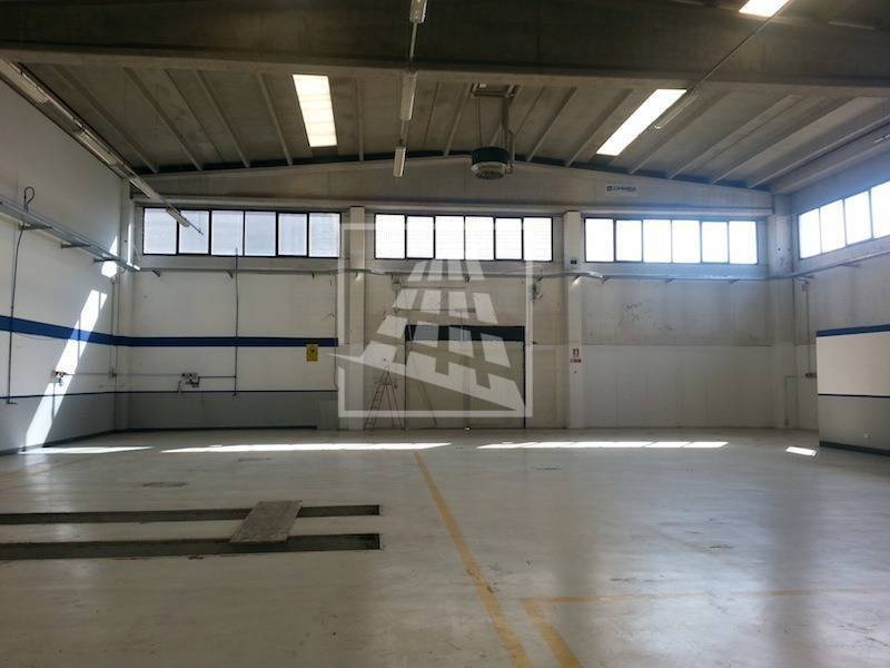 locale commerciale in affitto a Reggio nell'Emilia in zona Cadè / Gaida
