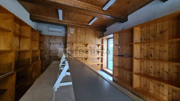 negozio in affitto a Reggio nell'Emilia in zona San Prospero Strinati