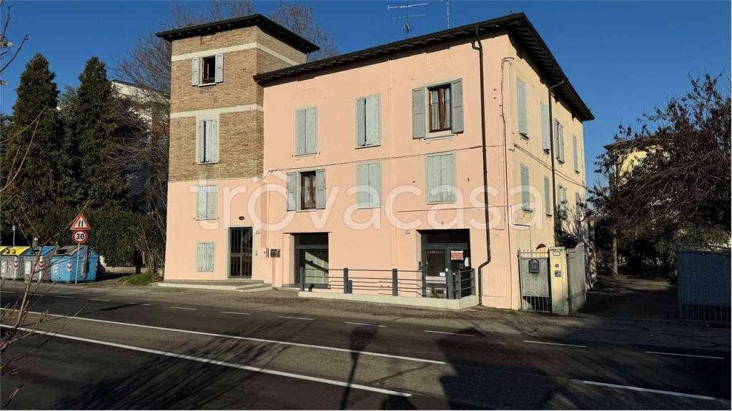 negozio in affitto a Reggio nell'Emilia in zona Orologio