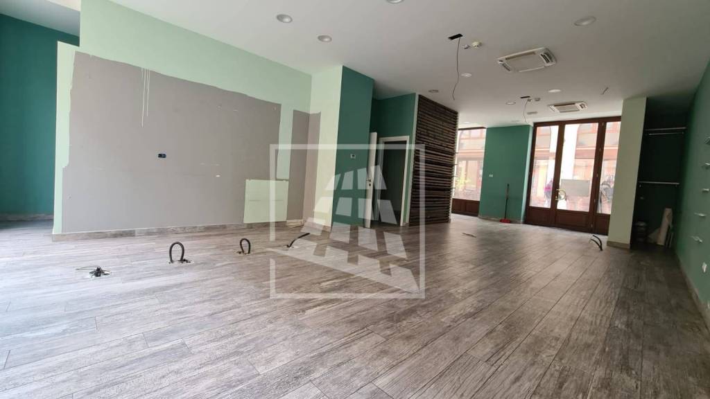 negozio in affitto a Reggio nell'Emilia in zona Città Storica