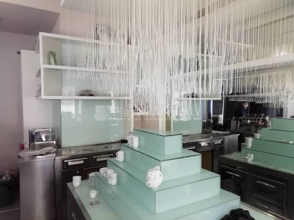 locale commerciale in affitto a Reggio nell'Emilia in zona Città Storica