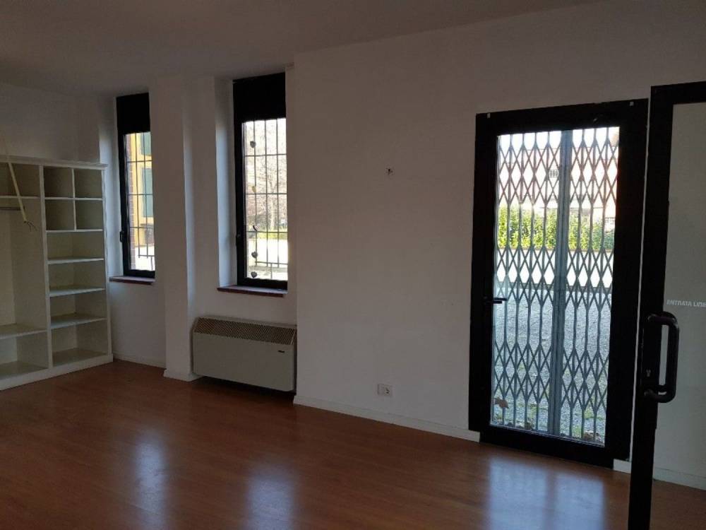 locale commerciale in affitto a Reggio nell'Emilia in zona Città Storica