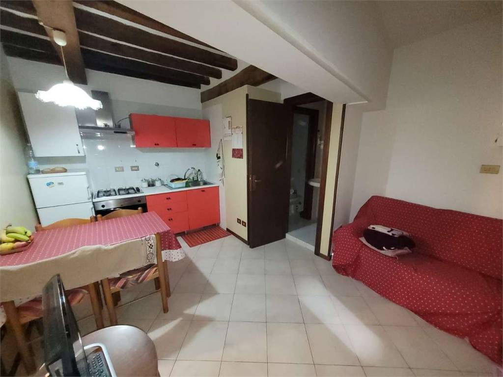 appartamento in affitto a Reggio nell'Emilia in zona Città Storica