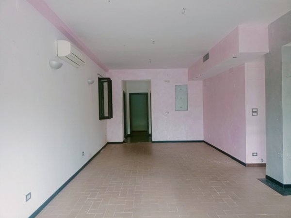 negozio in affitto a Reggio nell'Emilia in zona Ospizio