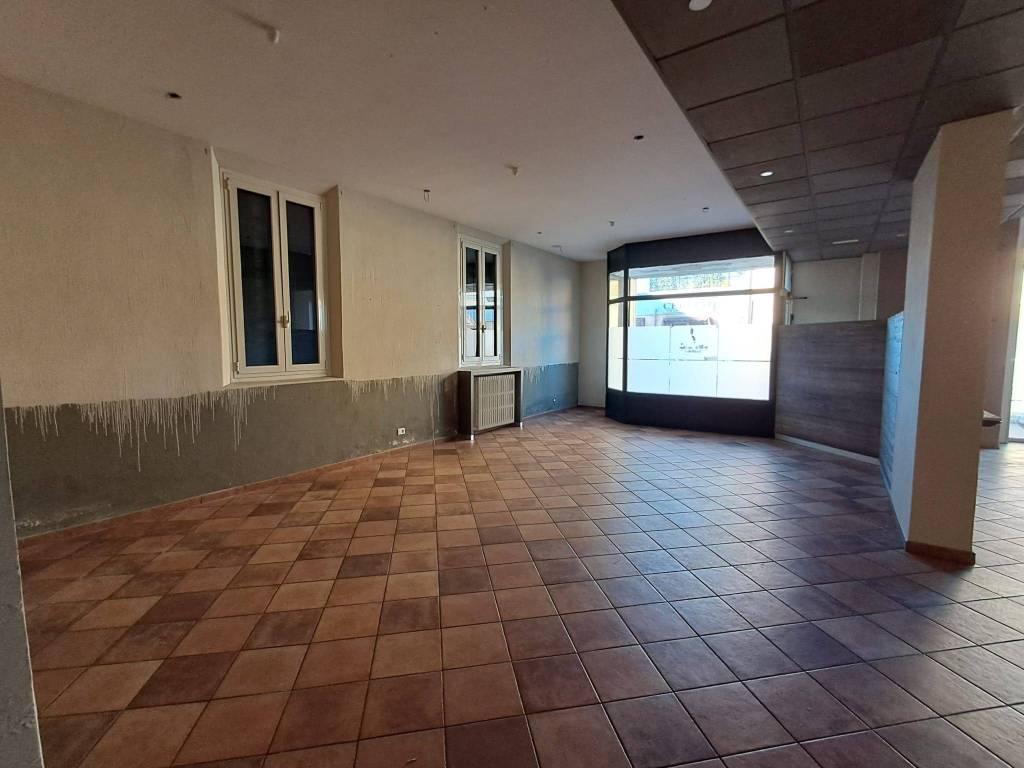negozio in affitto a Reggio nell'Emilia in zona Tribunale