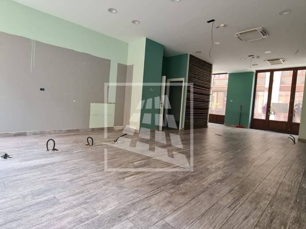 locale commerciale in affitto a Reggio nell'Emilia in zona Città Storica