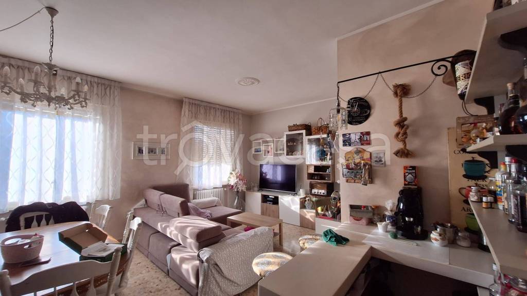 appartamento in affitto a Reggio nell'Emilia in zona Città Storica