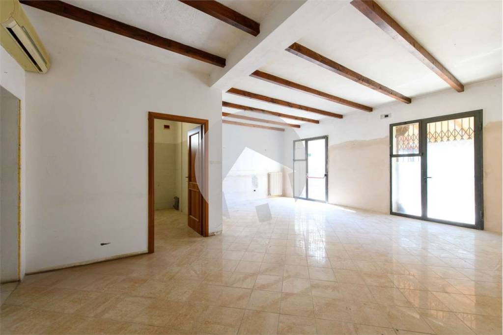 locale commerciale in affitto a Reggio nell'Emilia