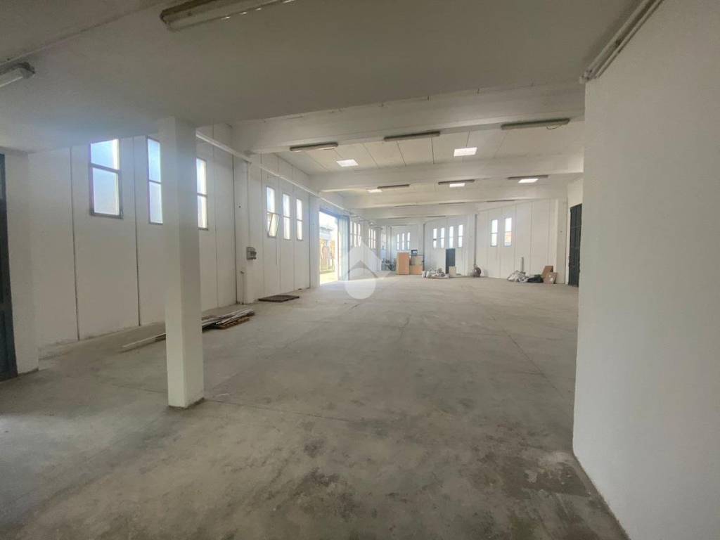 locale commerciale in affitto a Reggio nell'Emilia in zona San Prospero Strinati
