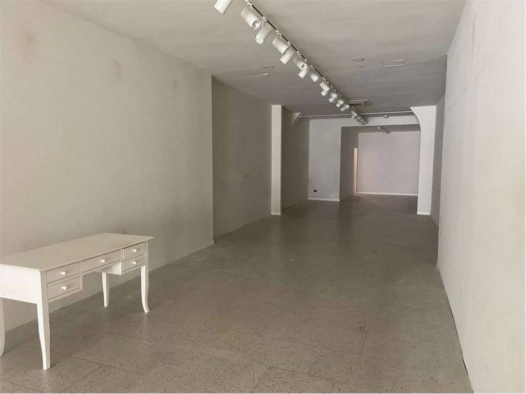 negozio in affitto a Reggio nell'Emilia in zona Città Storica
