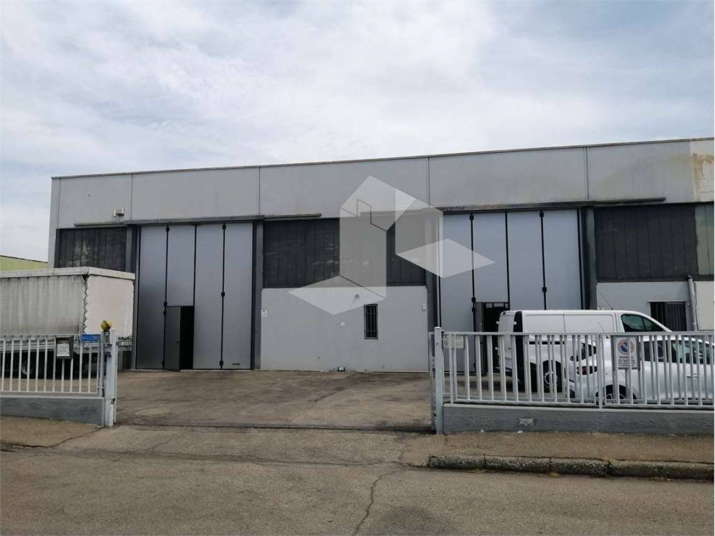 locale commerciale in affitto a Reggio nell'Emilia in zona Mancasale
