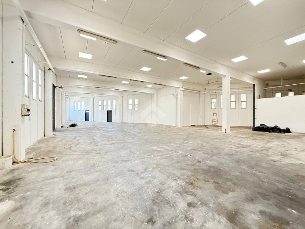 locale commerciale in affitto a Reggio nell'Emilia in zona San Prospero Strinati