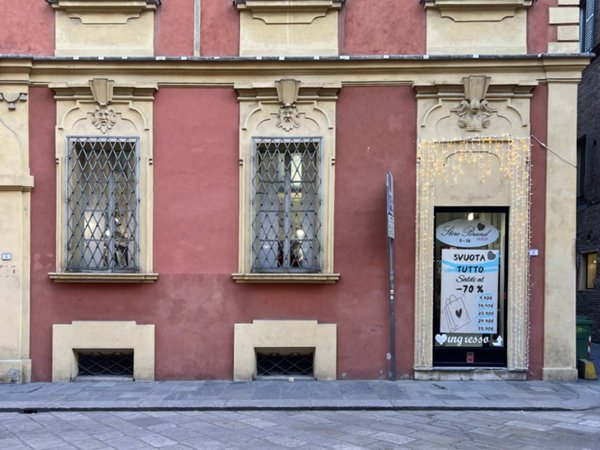 locale commerciale in affitto a Reggio nell'Emilia in zona Città Storica