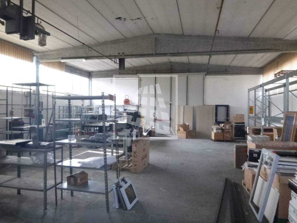 locale commerciale in affitto a Reggio nell'Emilia in zona Mancasale