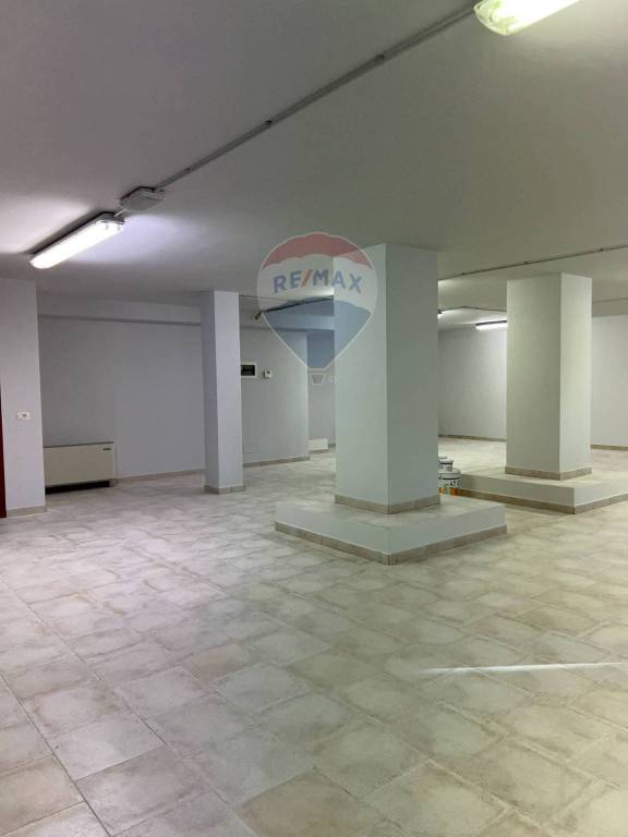 locale commerciale in affitto a Reggio nell'Emilia in zona Ospizio