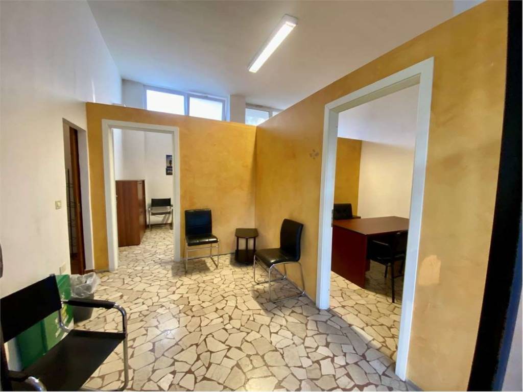 negozio in affitto a Reggio nell'Emilia in zona Mirabello