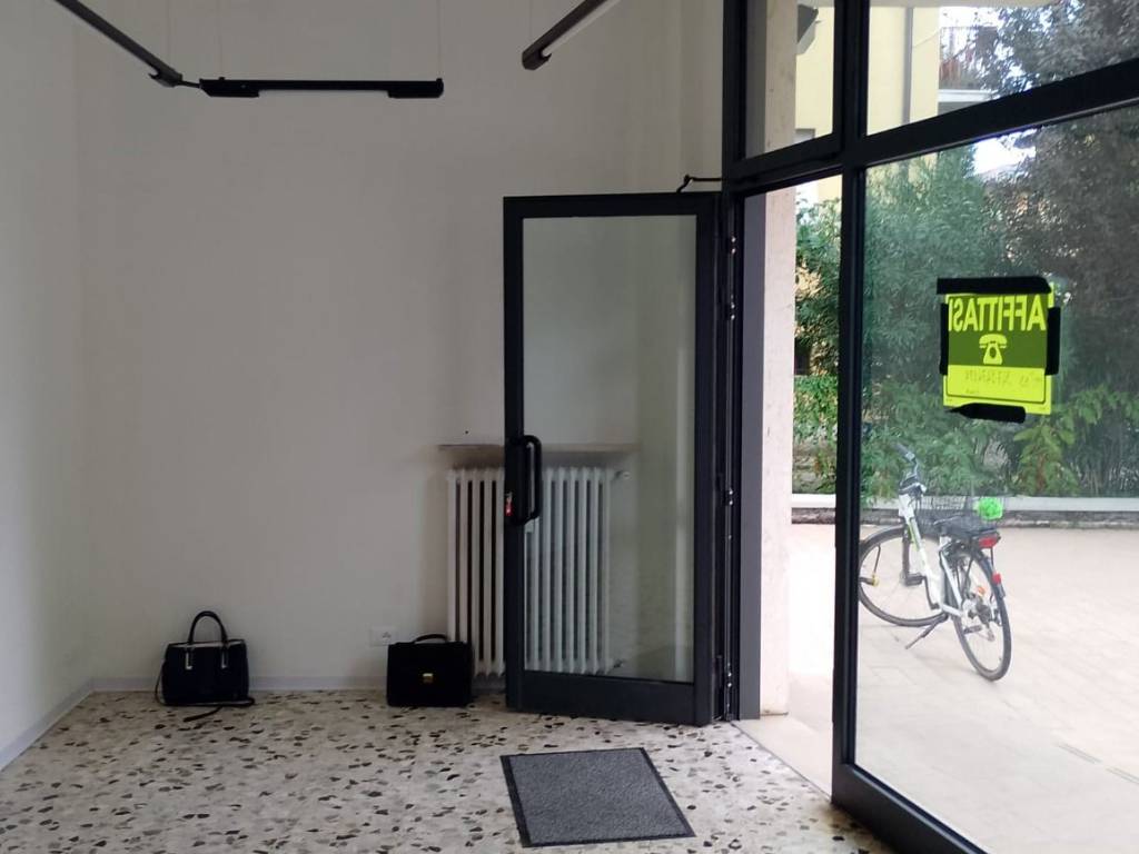 negozio in affitto a Reggio nell'Emilia in zona Rosta Nuova