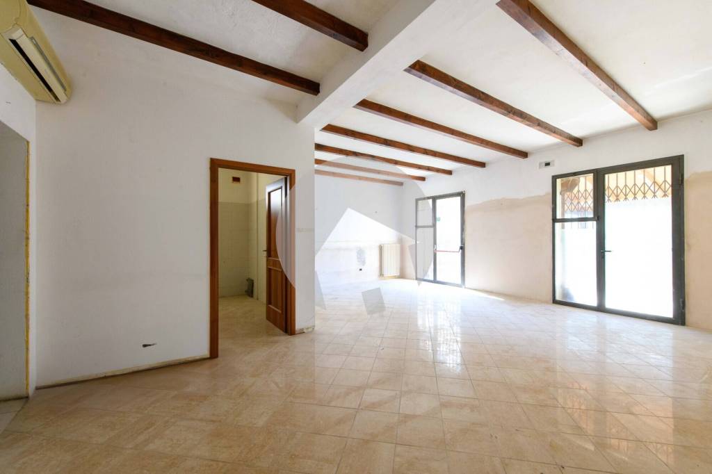 locale commerciale in affitto a Reggio nell'Emilia
