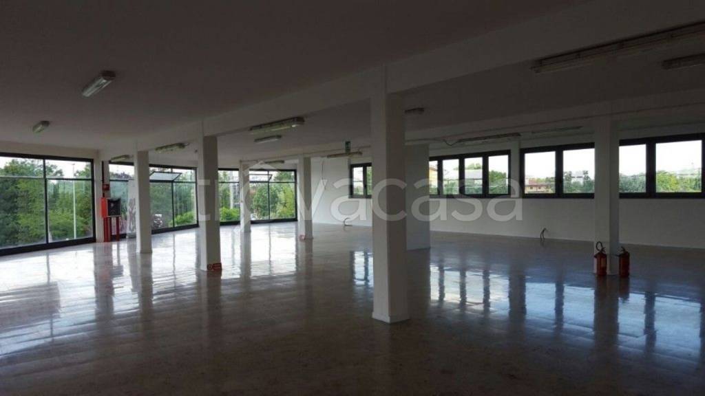 negozio in affitto a Reggio nell'Emilia in zona Santa Croce