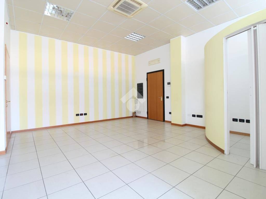 negozio in affitto a Reggio nell'Emilia in zona San Maurizio