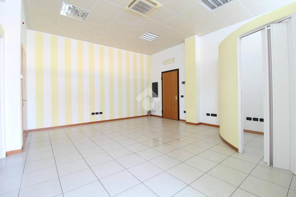 negozio in affitto a Reggio nell'Emilia in zona San Maurizio