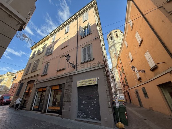 negozio in affitto a Reggio nell'Emilia in zona San Prospero Strinati