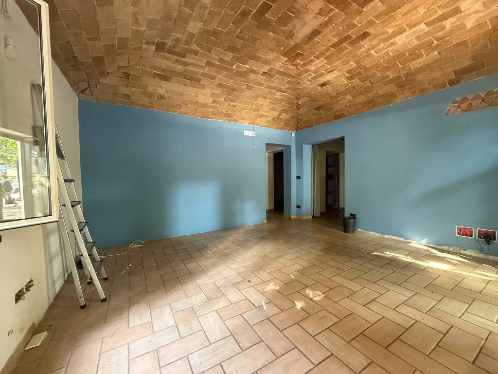 negozio in affitto a Reggio nell'Emilia in zona Città Storica