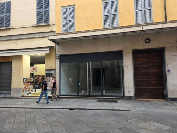negozio in affitto a Reggio nell'Emilia in zona Città Storica